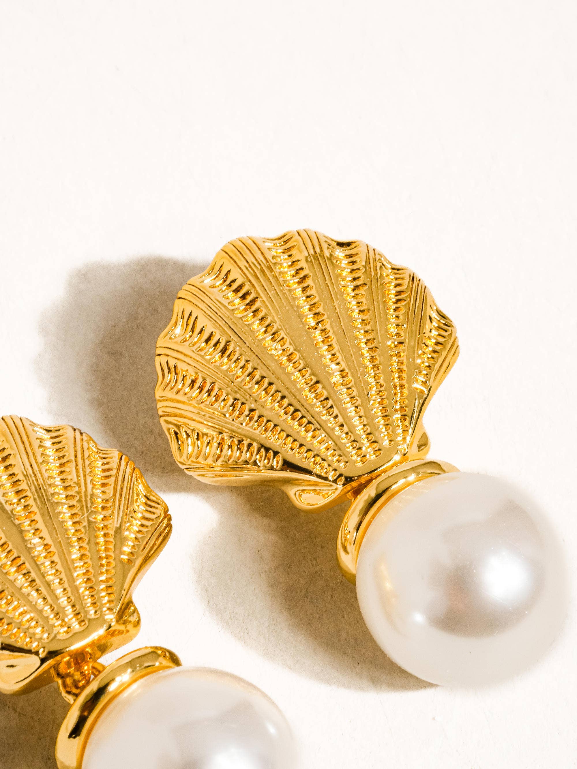 Gold Shell Pearl Earring